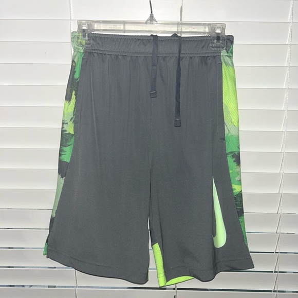 Boys Nike Dri-Fit Large Athletic Shorts - Picture 1 of 5